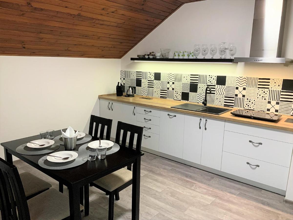 Apartman V Podkrovi Hostinné エクステリア 写真