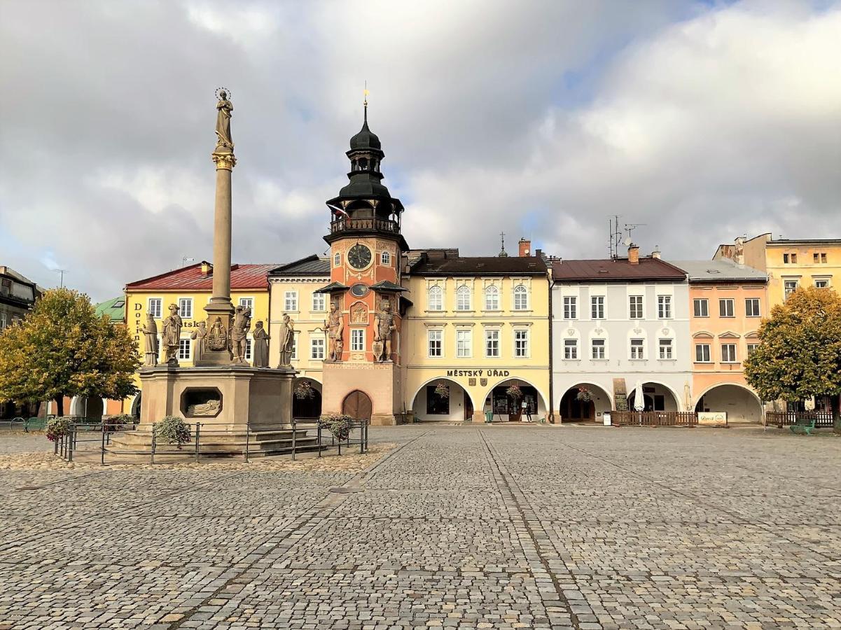 Apartman V Podkrovi Hostinné エクステリア 写真