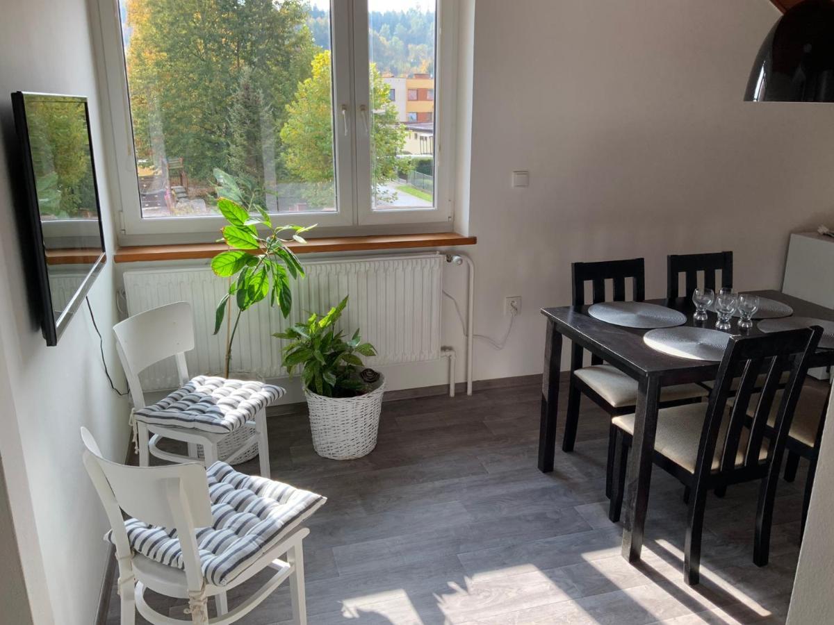 Apartman V Podkrovi Hostinné エクステリア 写真